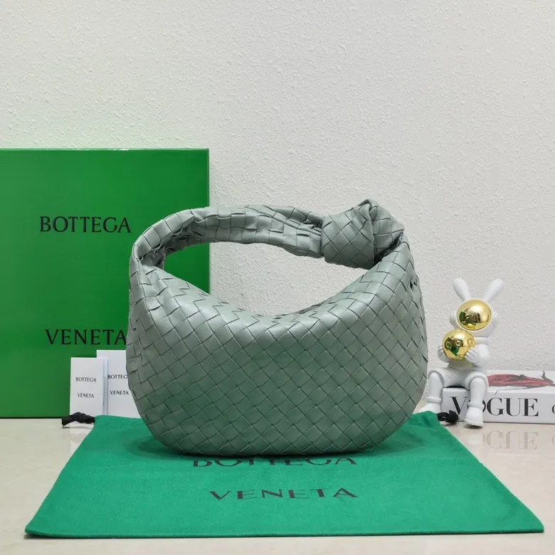 Batch 1460 BV Bottega Veneta 2022 Early Spring New Ladies Medium JODIE Handbag BV Bag 🔥The new method is to round the corners on the original basis and knot the round hobo bag with classic woven leather. The most iconic triangular pull-out design, using sheepskin draped soft shape, is super suitable for concave shapes~ Jodie feels really gentle to people, and is definitely the best item for daily matching. It has the same weave, new elements and twists, and is versatile. It is the new favorite of street style Internet celebrities! Size: 36*21*13 Model: 6697